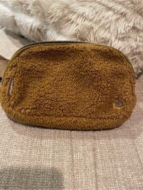lululemon sherpa belt bag in caramel brown